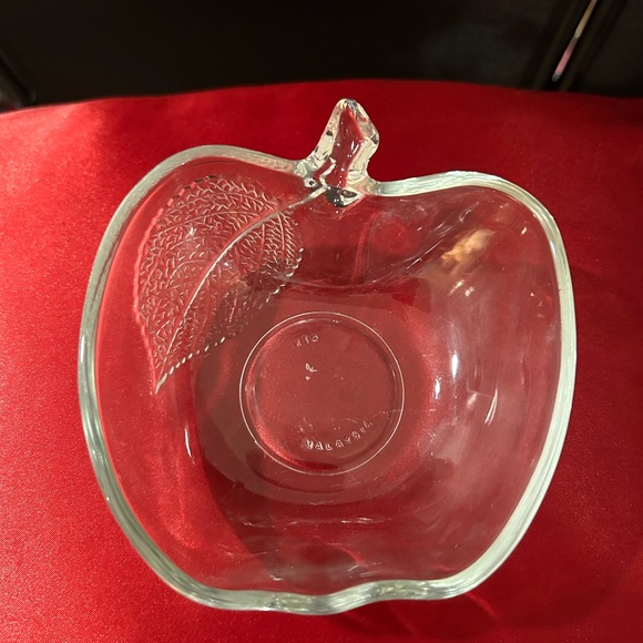 Two 5” Apple dishes leaves etched on. KIG Indonesia. - Picture 10 of 11